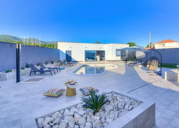 One By Aneo Travel